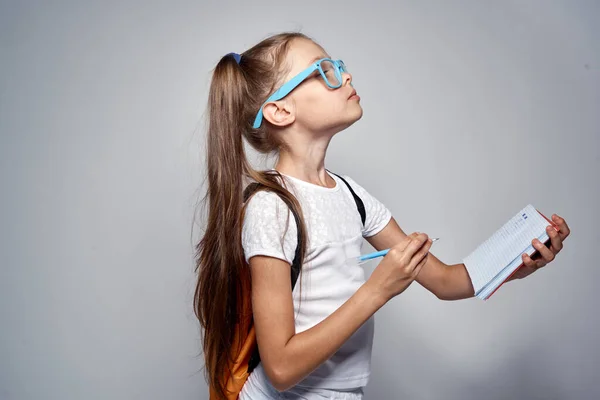 Schoolmeisje met rugzak bril wit tank top training onderwijs — Stockfoto