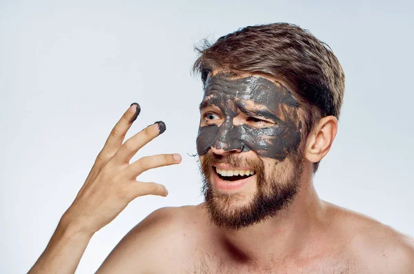 Mann mit schwarzer Maske im Gesicht saubere Haut Lebensstil nackte Schultern Hygiene Gesundheit — Stockfoto