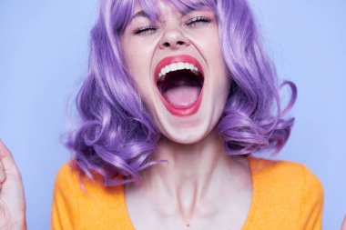 Çekici ve gülümseyen bir kadın. Parlak makyaj portresi bedava.