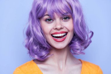 Çekici ve gülümseyen model kırmızı dudaklar izole arkaplan