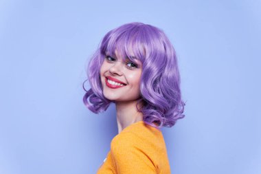 Havalı kız. Kırmızı dudaklar. Tatillerde izole edilmiş.