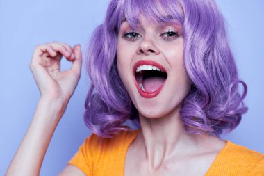 Çekici ve gülümseyen kadın kahverengi gözler boş zaman 