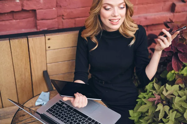 Mulher loira laptop e tablet no café trabalho freelancer — Fotografia de Stock