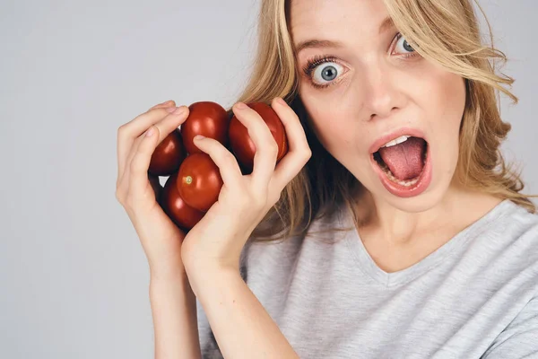 Mulher emocional com mantimentos em mãos em fundo cinza modelo de comida vista cortada — Fotografia de Stock