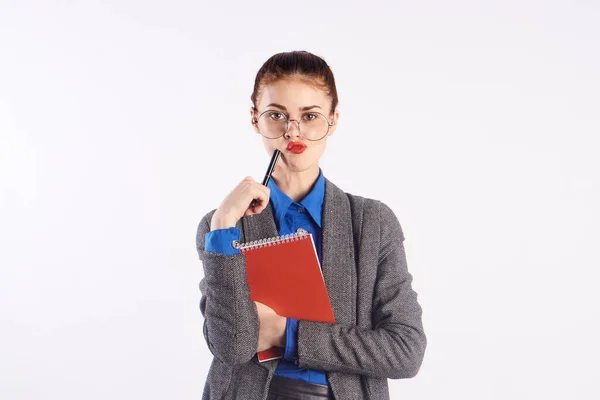Жінка вчителька освіта наука блокнот класичний костюм синя сорочка окуляри жіночий — стокове фото
