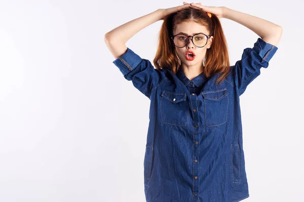 Menina em uma camisa azul brilhante maquiagem óculos estudante emoções modelo diversão — Fotografia de Stock