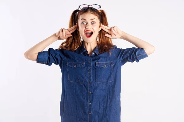 Mädchen im blauen Hemd helle Schminkbrille Student Emotionen Modell Spaß — Stockfoto