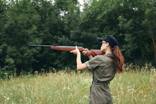 Mujer con un arma apuntando armas de estilo de vida — Foto de Stock