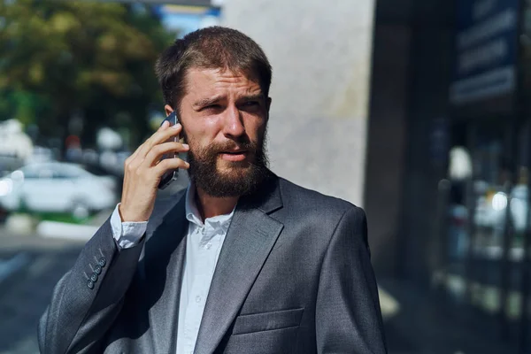 Geschäftsmann im Anzug telefoniert im Freien — Stockfoto