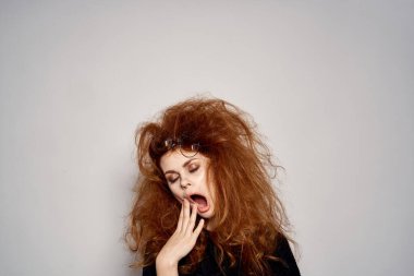 Cadılar Bayramı 'nda şeytan kostümü giymiş esmer kırmızı boynuzlu gözlüklü siyah elbiseli.