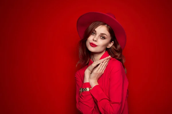Mulher em camisa vermelha com maquiagem brilhante e chapéu em sua cabeça emoções estilo de moda — Fotografia de Stock