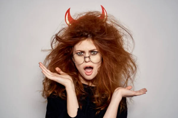 Brünette im Teufelskostüm an Halloween rote Hörner Brille schwarzes Kleid — Stockfoto