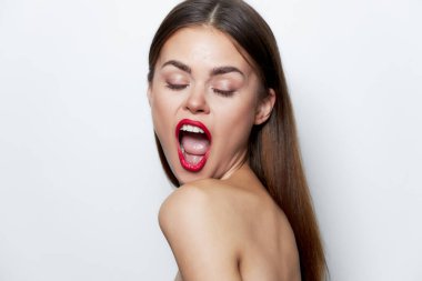 Büyüleyici bir kadın. Omuzları açık, gözleri açık. Açık tenli, doğal görünüşlü. 