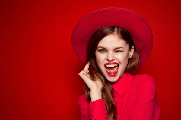 Mulher em camisa vermelha com maquiagem brilhante e chapéu em sua cabeça emoções estilo de moda — Fotografia de Stock