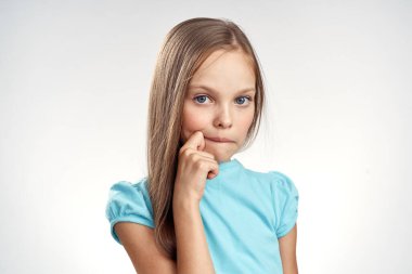 Sevimli kız mavi elbiseler kırpılmış görünüm ışık arka plan duyguları çocukluk eğlencesi