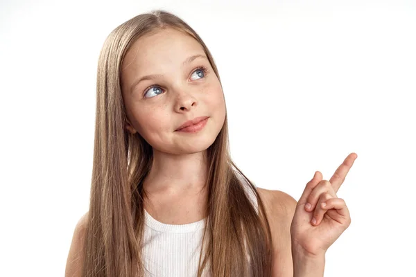 Fröhliches Mädchen in einem weißen T-Shirt lächeln lange Haare Nahaufnahme Licht Hintergrund abgeschnitten — Stockfoto