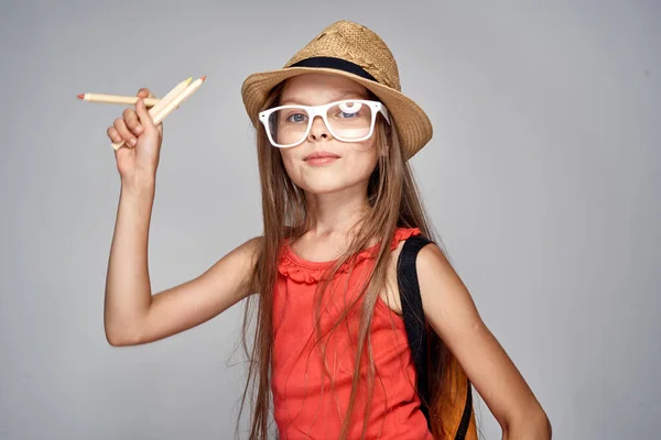 Petite fille portant chapeau écolière apprentissage éducation t-shirt rouge — Photo