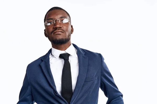 Retrato de un hombre guapo de aspecto africano en un traje sobre un fondo claro recortado ver modelo de cerca — Foto de Stock