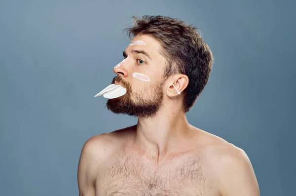 Homem com almofadas de algodão na boca rosto cuidados da pele higiene pele limpa — Fotografia de Stock