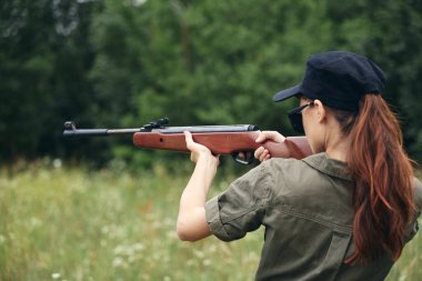 Yeşil tulumları avlayan Kadın Tutuyor 