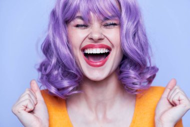 Güzel ve duygusal bayan akşam makyajı diskosu 