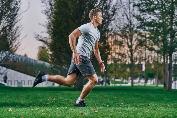 Спортсмен на відкритому повітрі біг фізична активність вправи на газоні — стокове фото