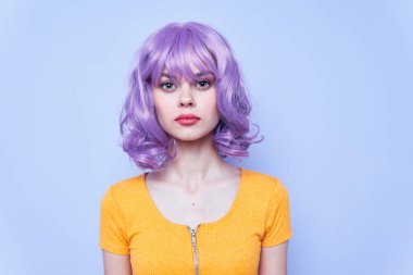 Çekici ve güler yüzlü bir kadın.