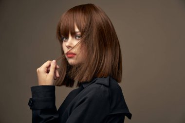 Çekici model. Açık tenli, şık giyimli yan görünüm.