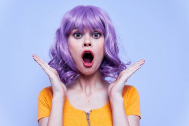 Güzel ve duygusal kız göz kamaştırıcı gülümseme tatili 