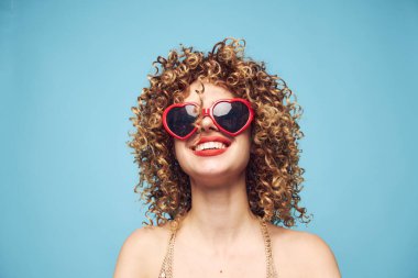 Tecrit edilmiş bir arka planda güzel bir bayan duygularını ifade ediyor.