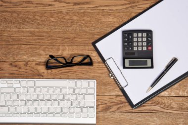 Kalem kırtasiyesi aksesuarları bej arkaplan