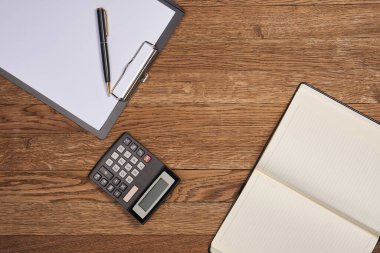 Kalem kırtasiyesi aksesuarları bej arkaplan