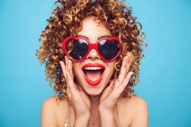 İzole bir arka planda, stüdyoda romantik kadın el hareketleri. 