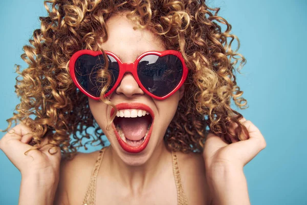 Mavi arka planda güzel bir disko modeli, kırmızı kalp. 