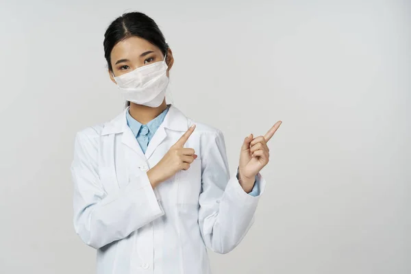 Kvinnlig läkare i vit medicinsk klänning mask behandling CopySpace professionell — Stockfoto