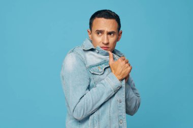 Duygusal erkek kot ceketi ciddi bir yaşam tarzı. 