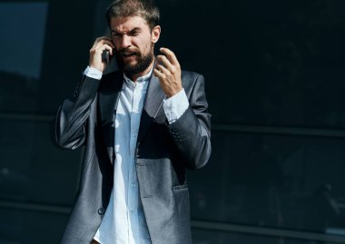 İş adamı telefonda konuşuyor. Duygularını dışa vuruyor. Yönetici yaşam tarzı.