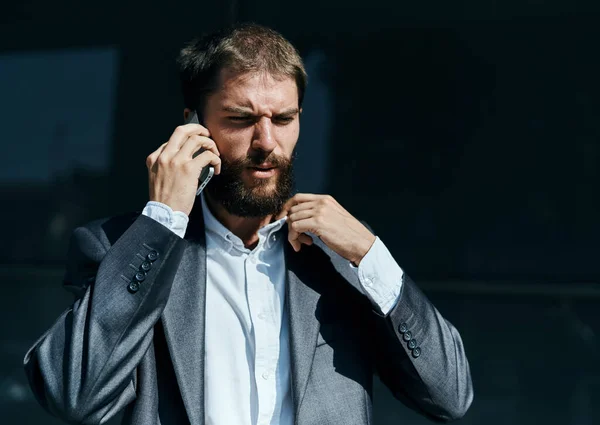 Hombre de negocios se comunica por teléfono al aire libre emociones gerente ejecutivo estilo de vida — Foto de Stock