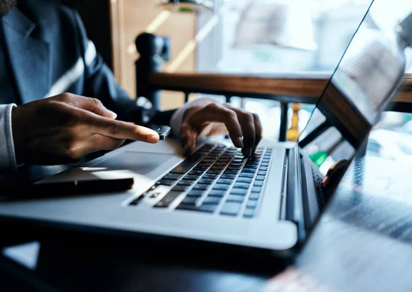 Φορητός υπολογιστής στο τραπέζι επιχειρηματίας με στυλό της τεχνολογίας επικοινωνίας επίσημη — Φωτογραφία Αρχείου