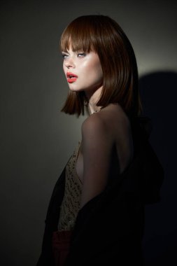 parti genç model kalite kumaş koyu izole arkaplan