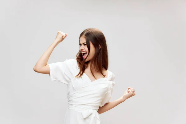 Mulher de vestido branco gesticulando com as mãos diversão sorriso entretenimento — Fotografia de Stock