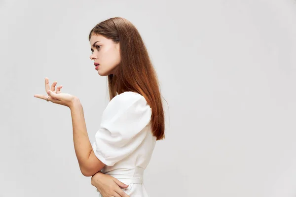 Vrouw in witte jurk houdt hand in de voorkant van haar zijaanzicht levensstijl — Stockfoto