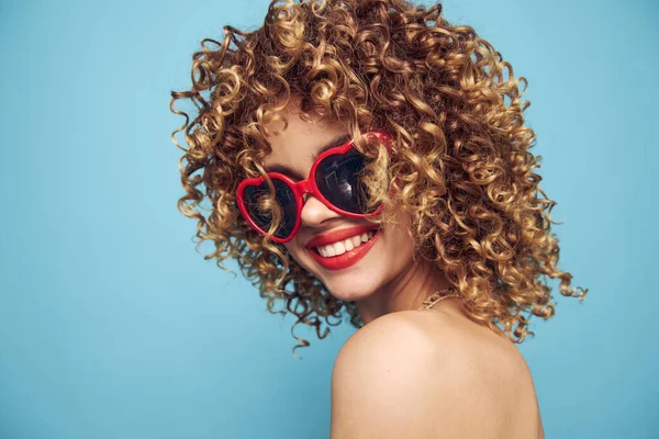 Emotioneel model expressie van gevoelens bijgesneden zicht, rode zonnebril — Stockfoto