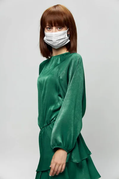 女性でファッションドレスポーズで医療マスクウイルスcovid-19 — ストック写真