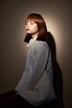 Açık renk ceketli güzel bayan, kameraya bak.