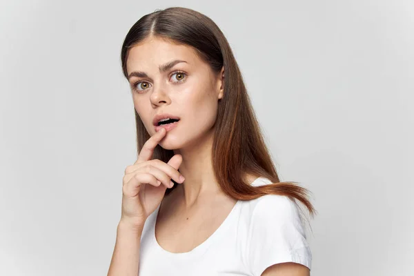 Olhar confuso de mulher com dedo perto de lábios — Fotografia de Stock