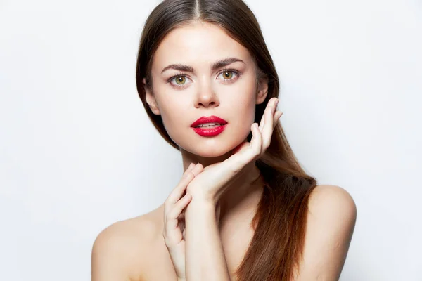 Charmante Frau Nackte Schultern Hände in der Nähe Gesichter rote Lippen attraktiv aussehen helles Make-up — Stockfoto