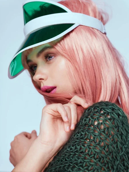 핑크 색 머리를 하고 있는 매력적 인 여성 사진이 분리되어 있다 — 스톡 사진
