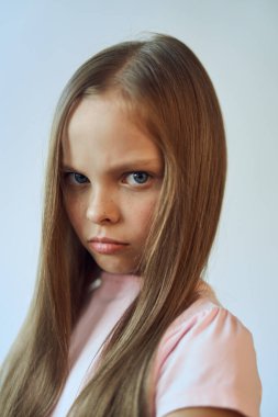 Yüzünde mutsuz bir ifade olan kız beyaz tişört dargınlığı duyguları.