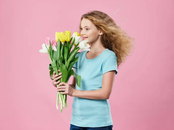 Lány virágcsokorral ajándék ünnep öröm — Stock Fotó